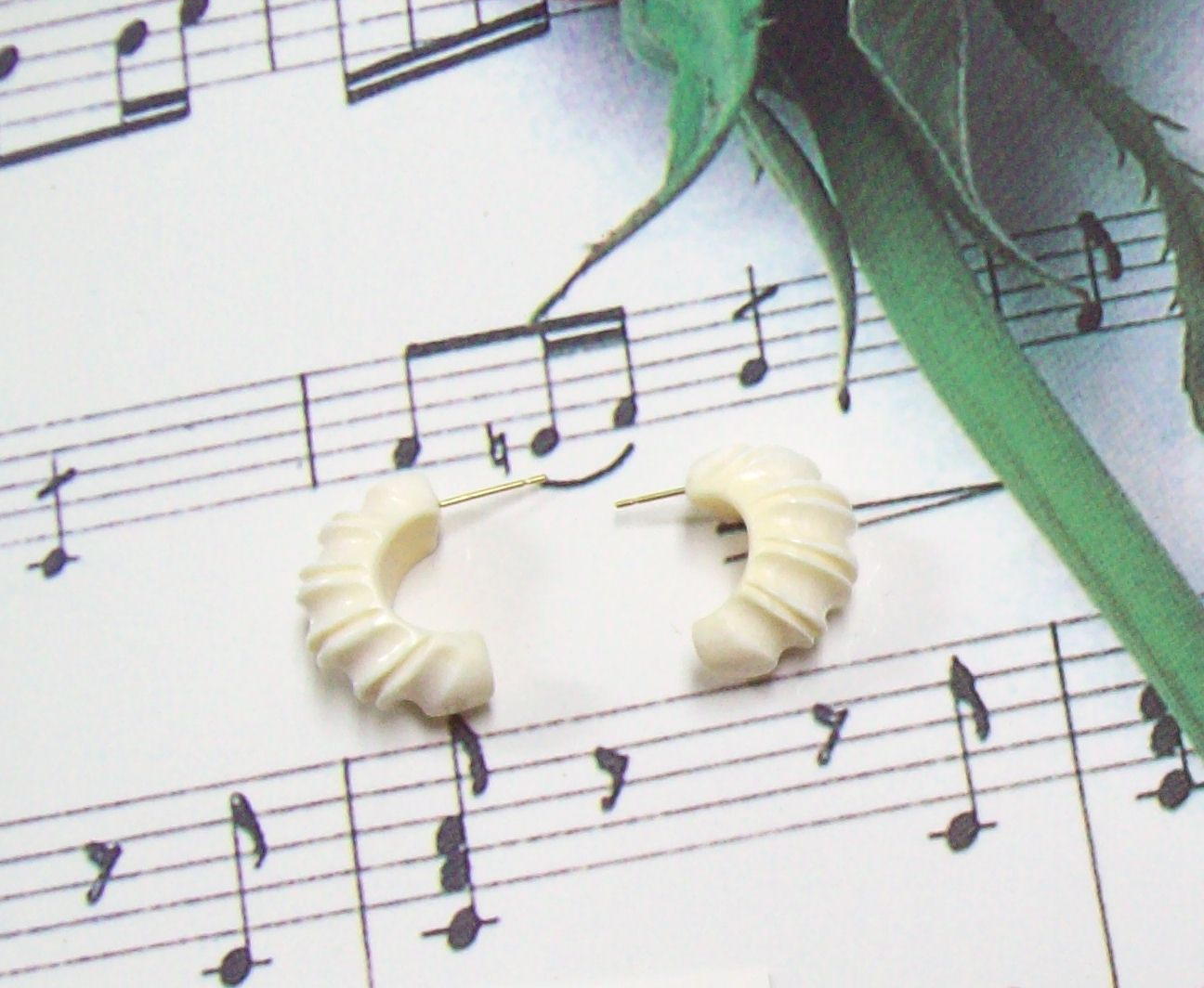 Pre-Ban Genuine Ivory Earrings with 14K gold posts vintage IV150
