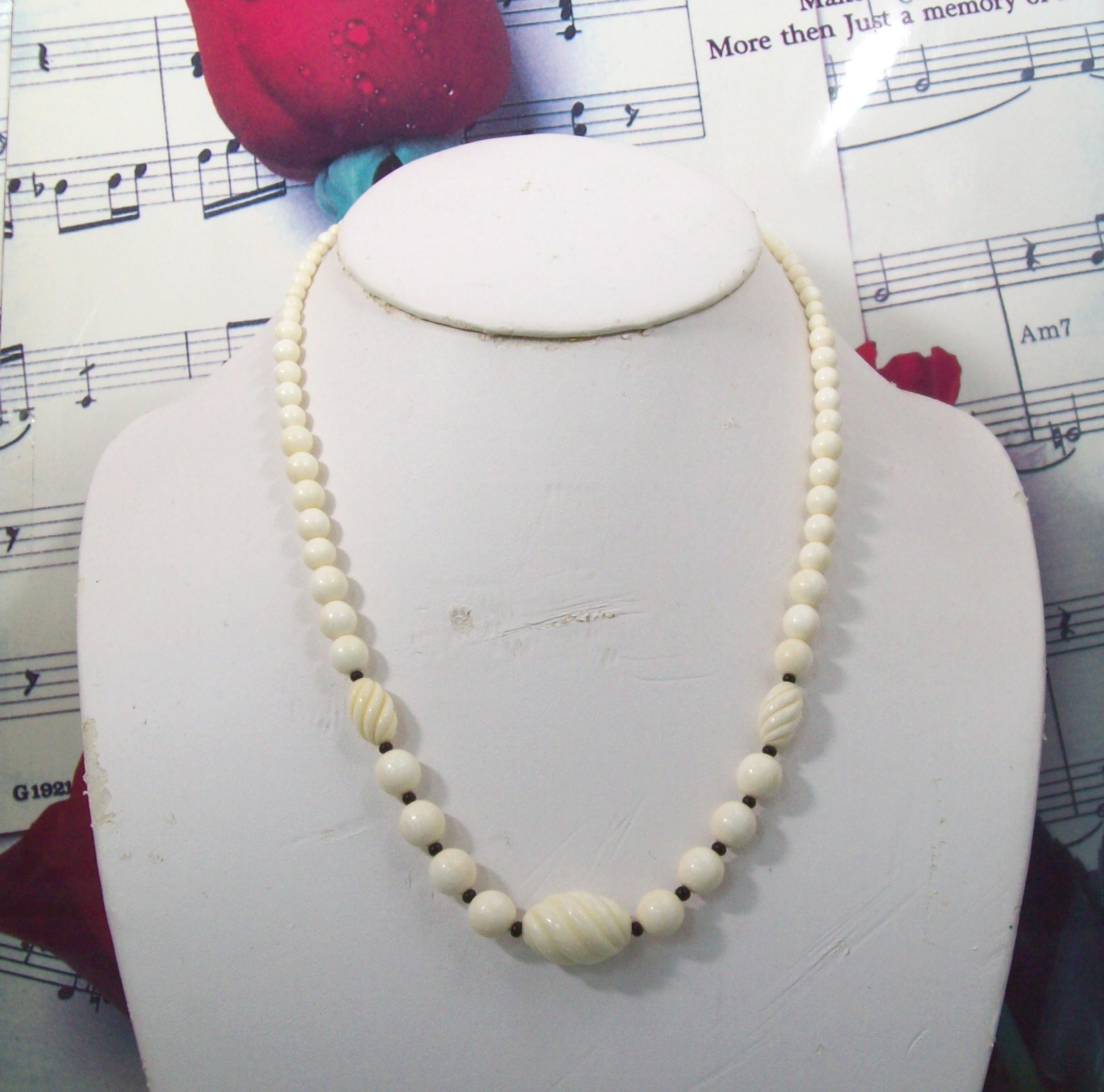 Vintage ivory beaded necklace with graduated beads