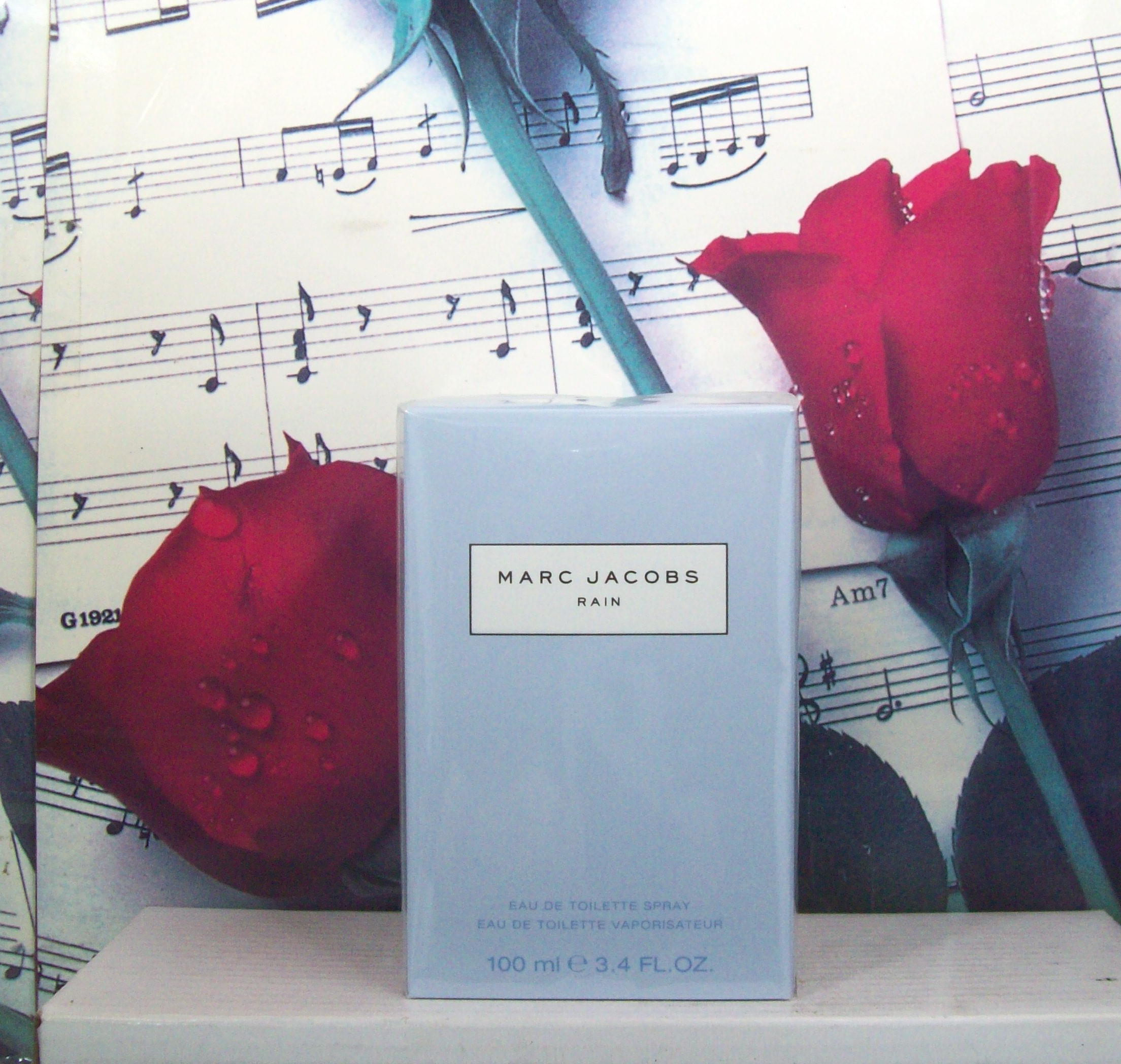 Marc Jacobs Rain EDT Spray bottle 3.4 oz close-up