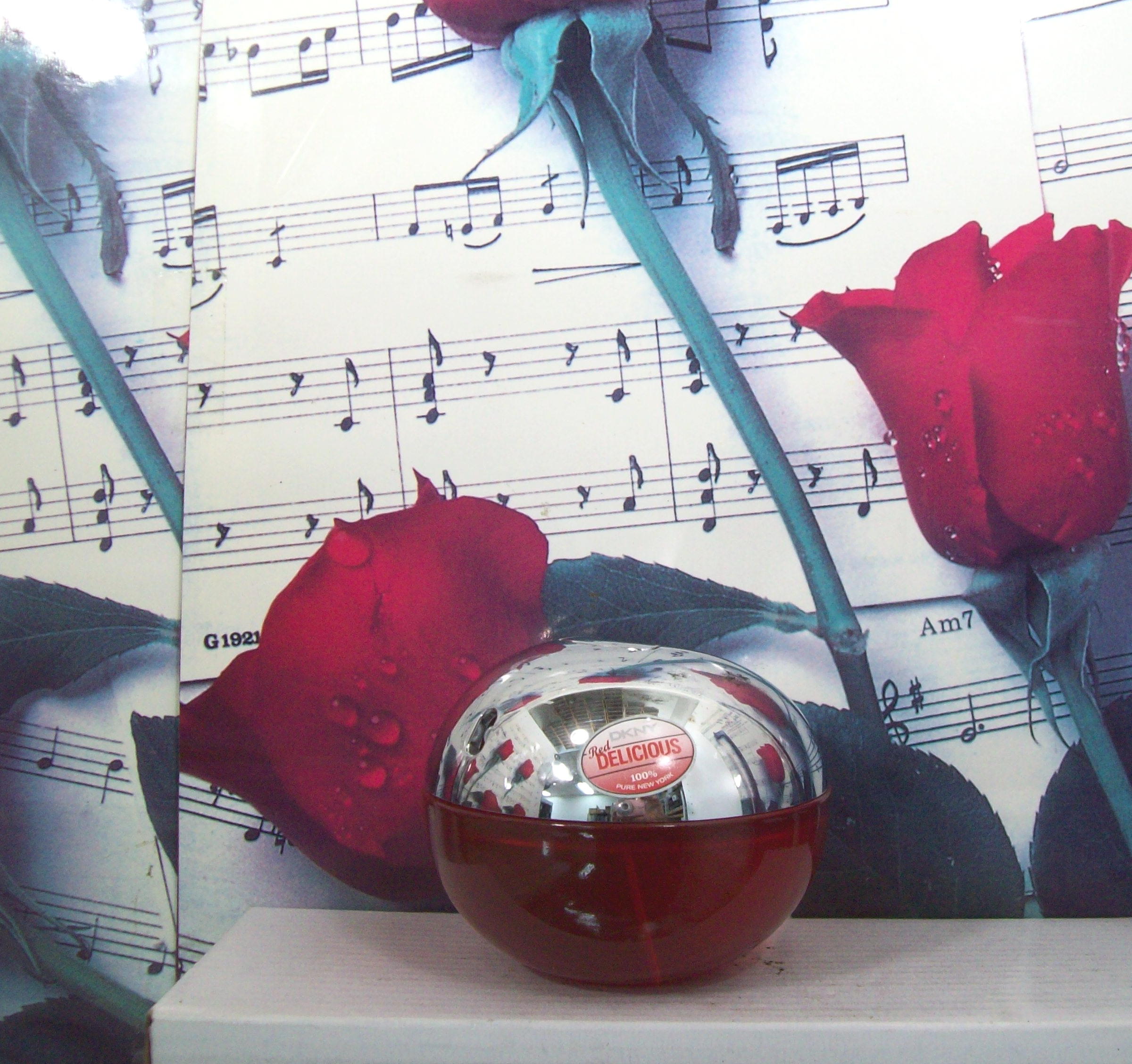 DKNY Red Delicious 3.4 OZ EDP Spray perfume bottle